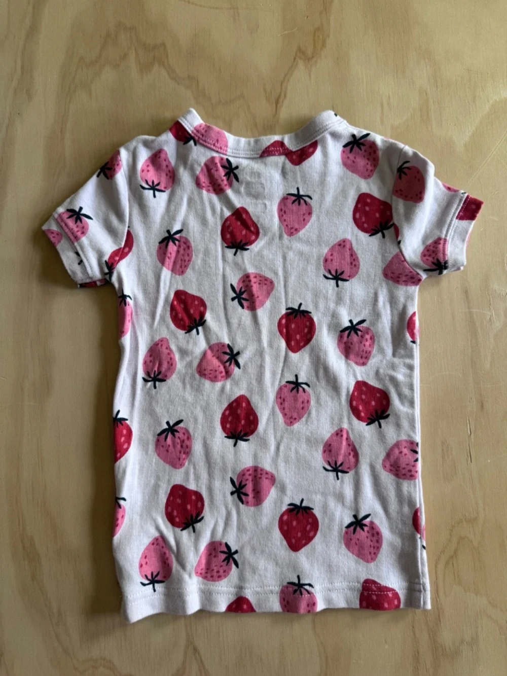 Gap strawberry print shortie pajamas • size 4 little kid • organic cotton